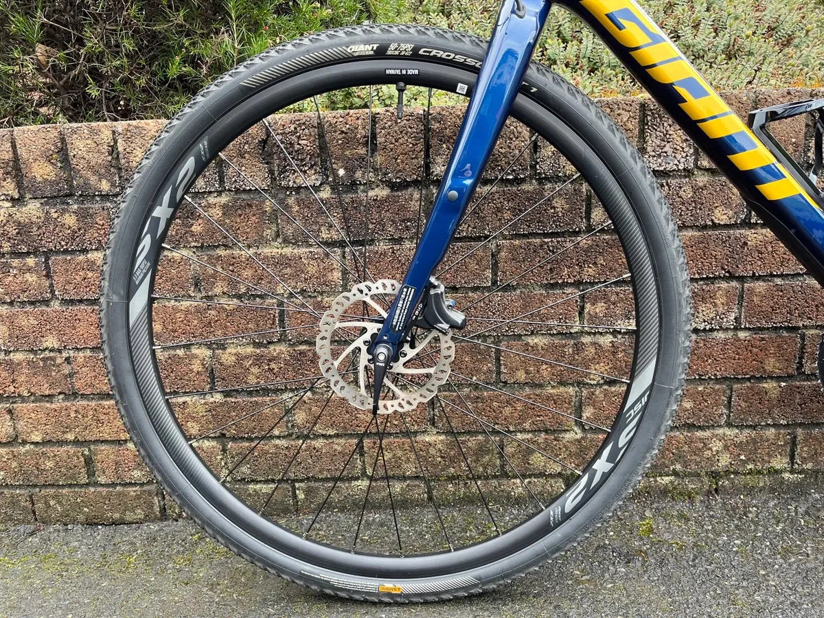 Giant Hybrid Gravel/Road bike Full Carbon - Image 3