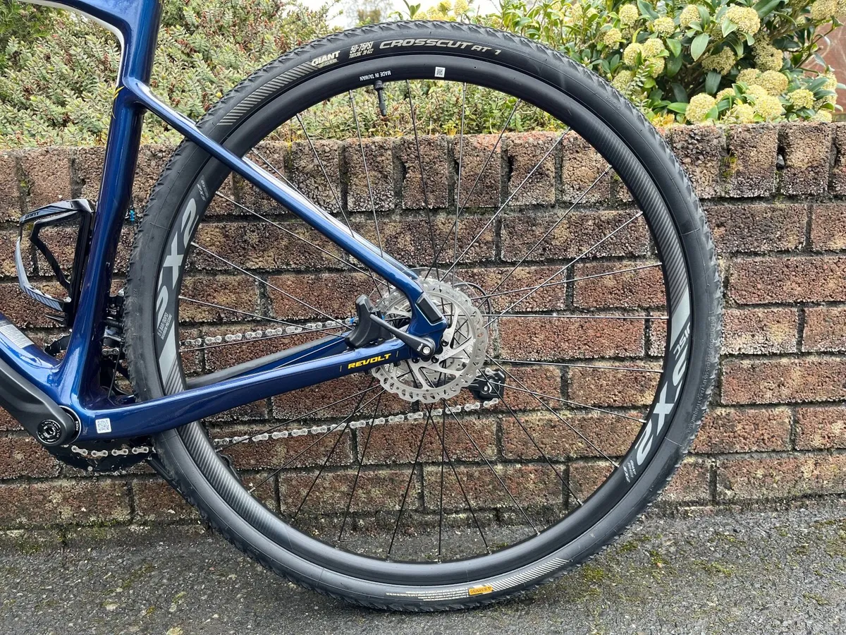 Giant Hybrid Gravel/Road bike Full Carbon - Image 4