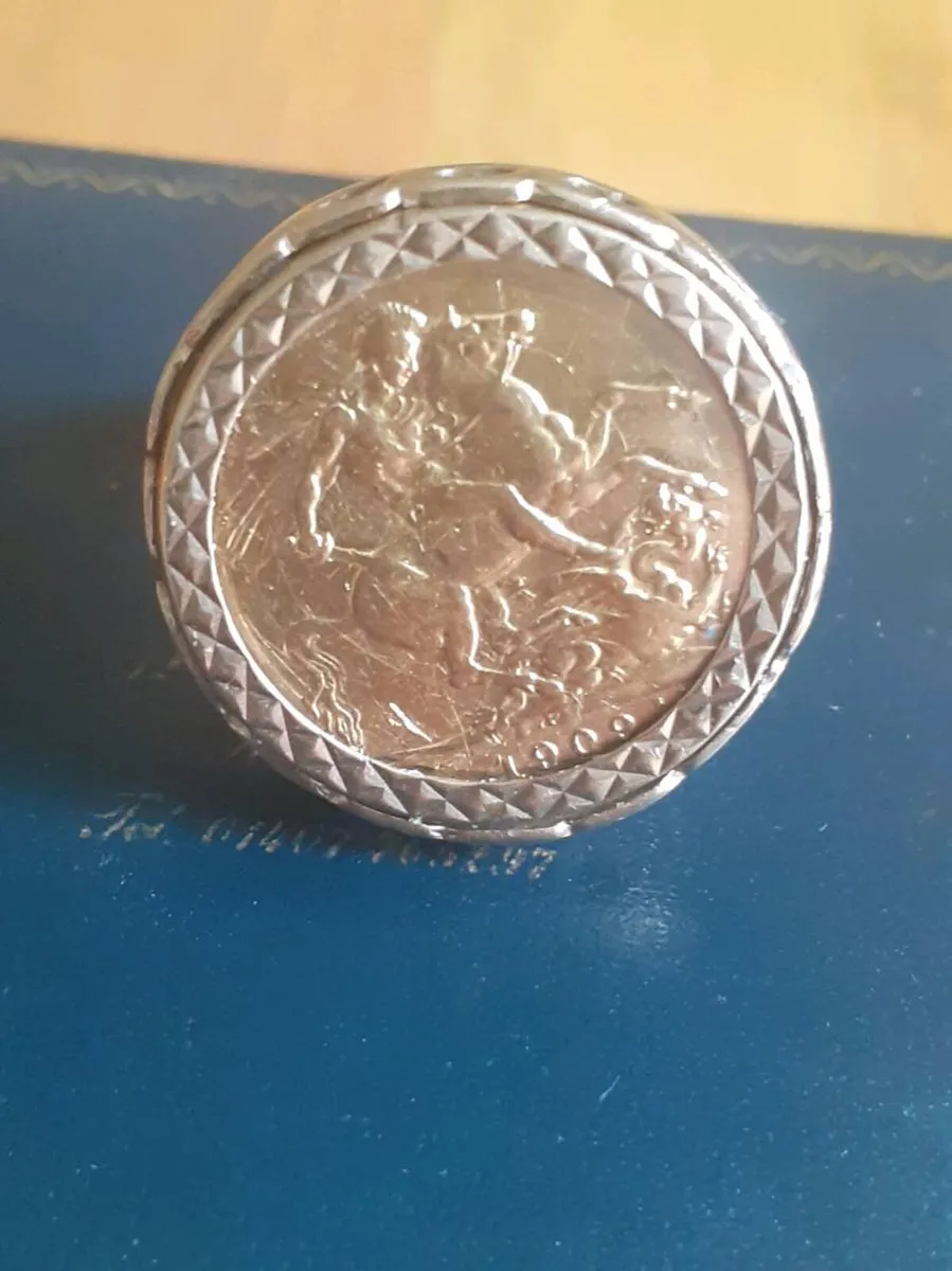 Man's Full gold sovereign - Image 1