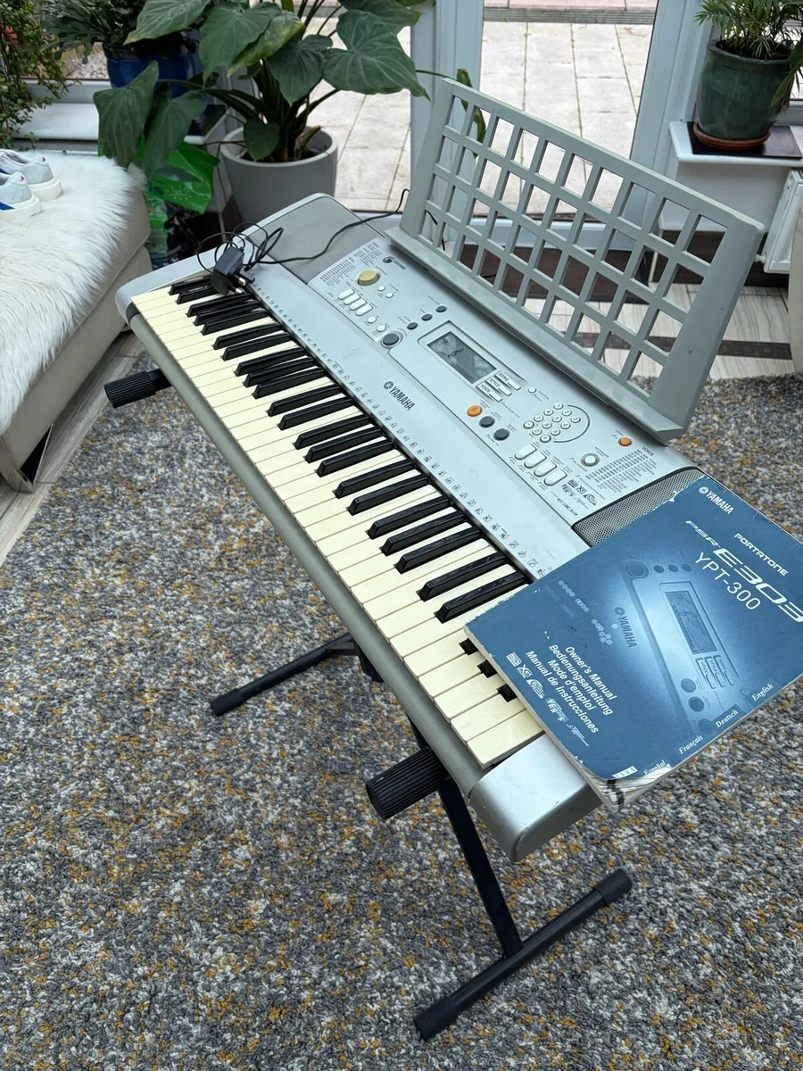 Yamaha PSR303 electronic piano - Image 3
