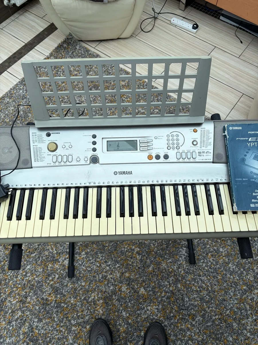 Yamaha PSR303 electronic piano - Image 1