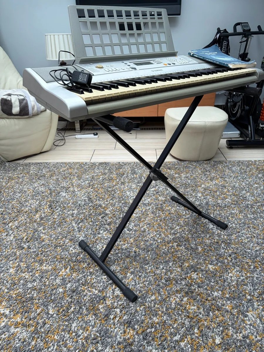 Yamaha PSR303 electronic piano - Image 2
