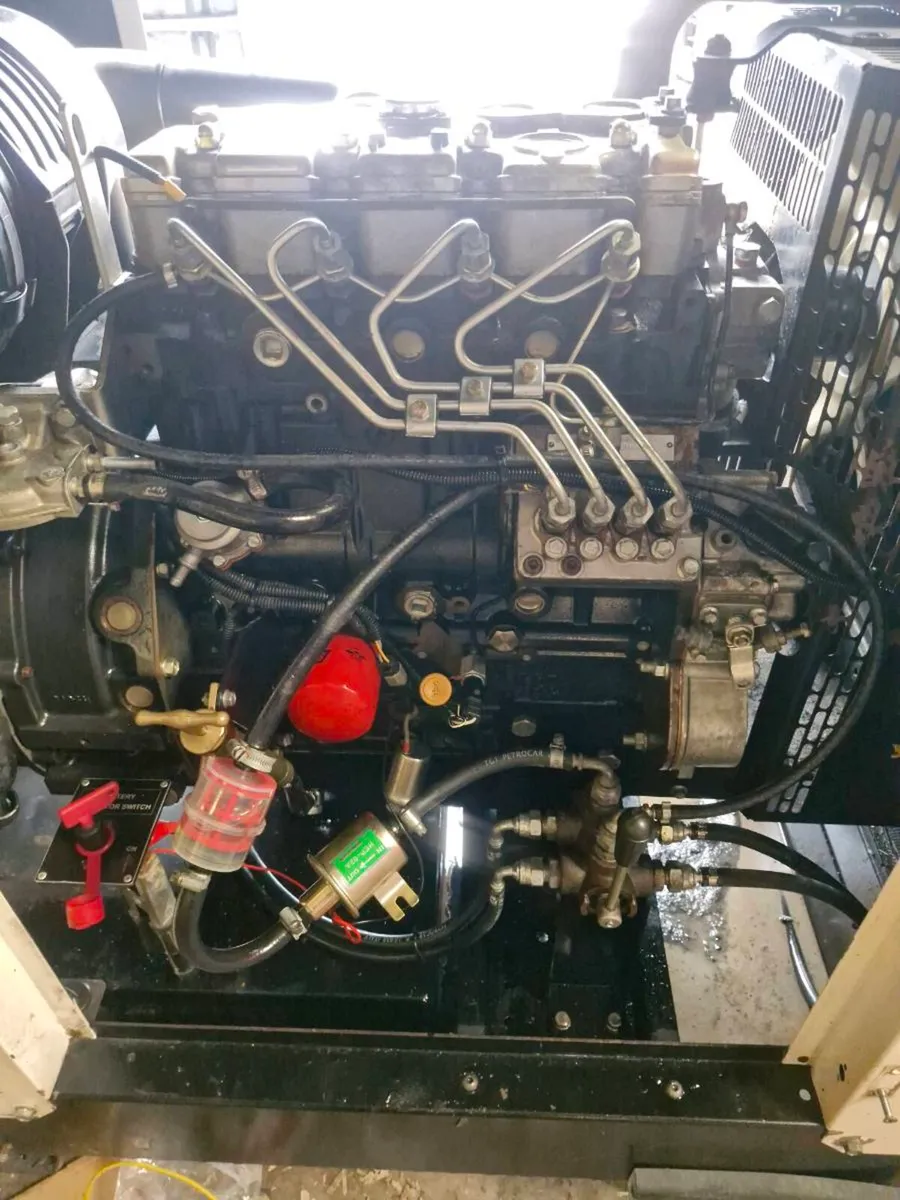 Perkins 4 cylinder engine - Image 1