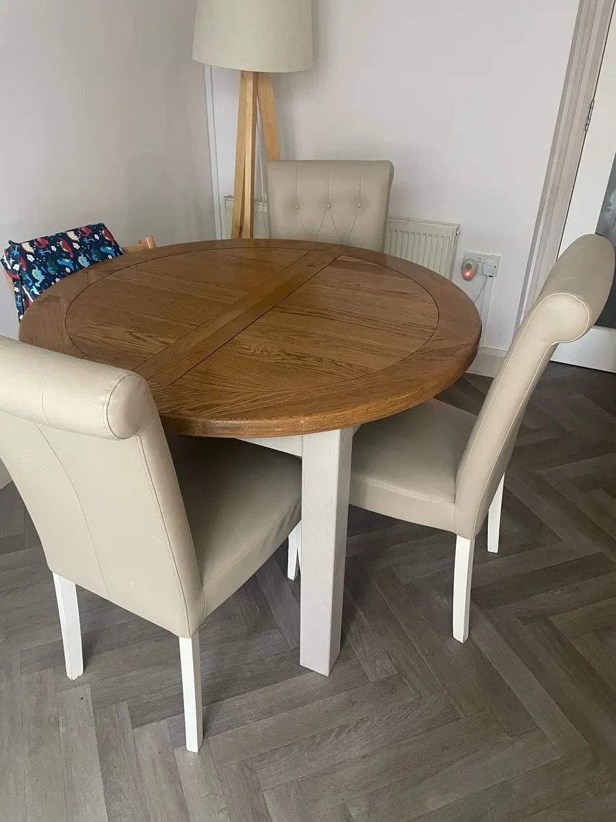 Dining room  extendable table and Chairs - Image 4