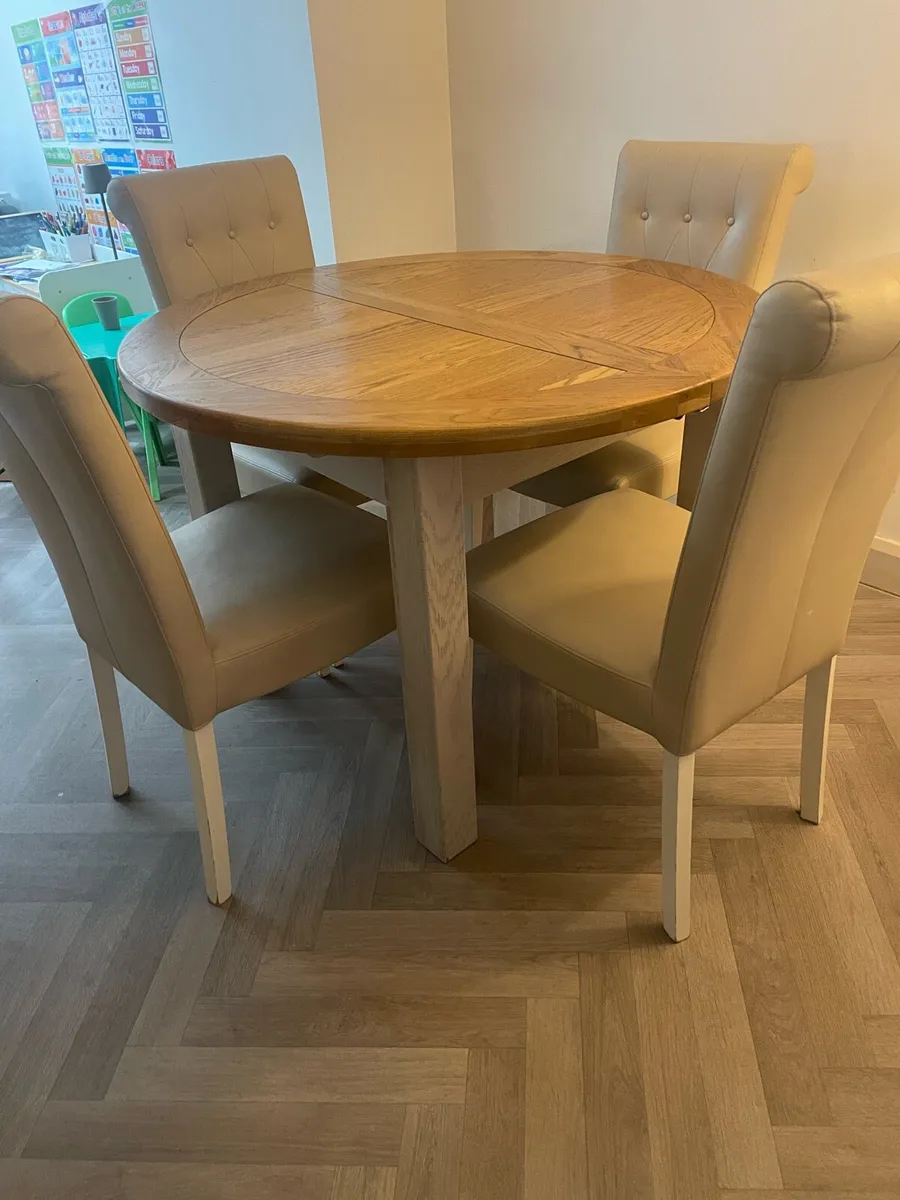 Dining room  extendable table and Chairs - Image 1