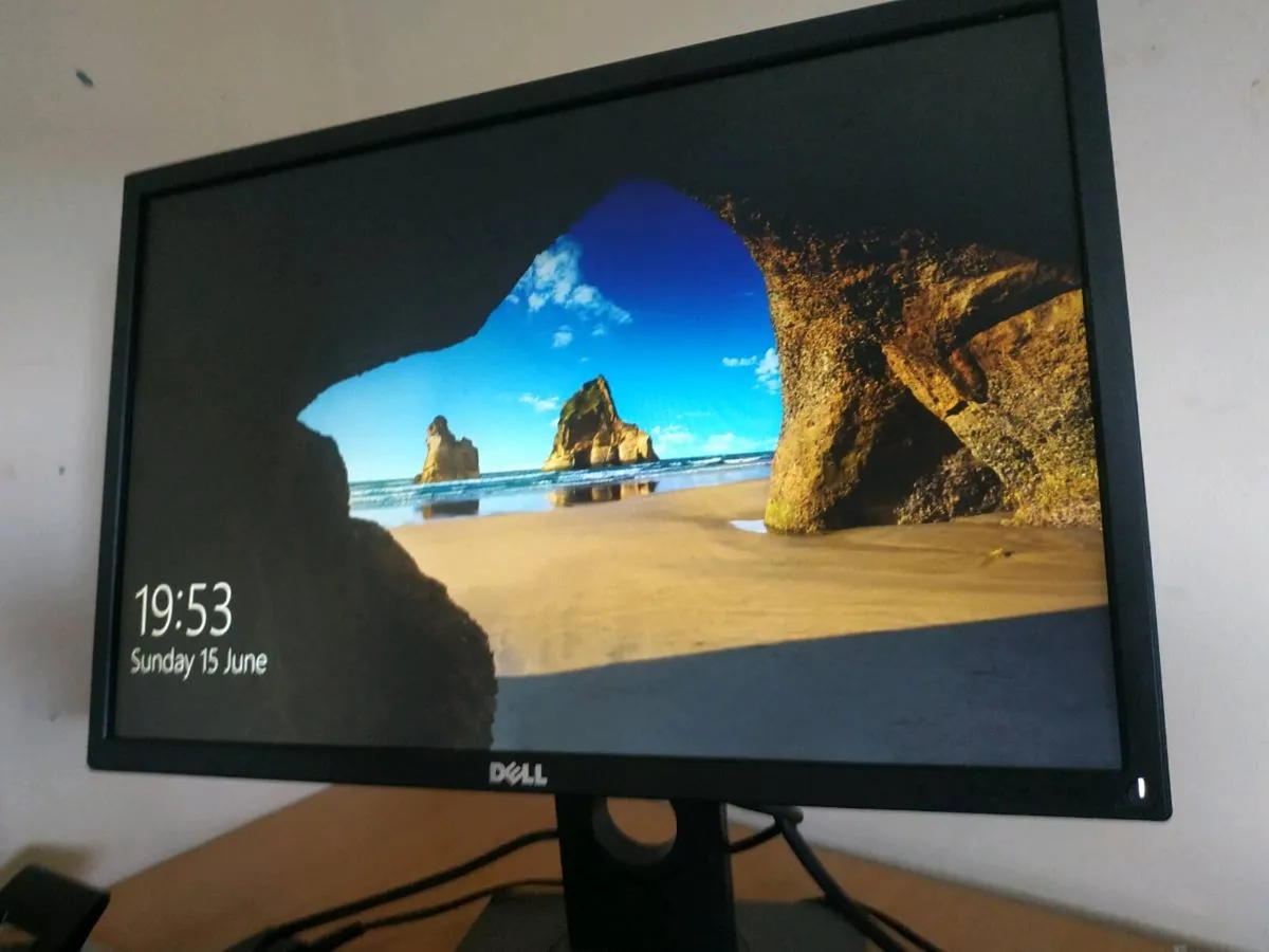 Dell 22" monitor, excellent condition HDMI etc - Image 3