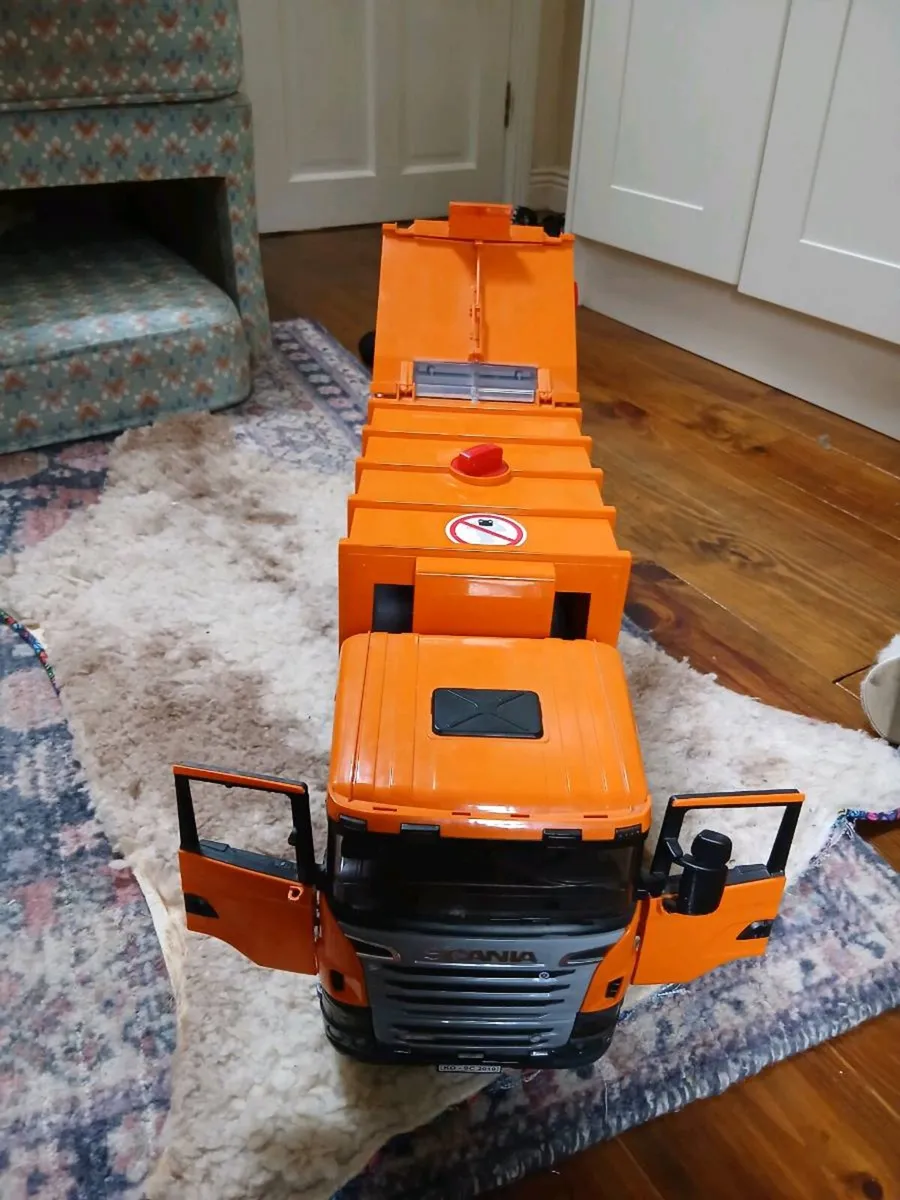 Large Toy Garbage Truck - Image 2