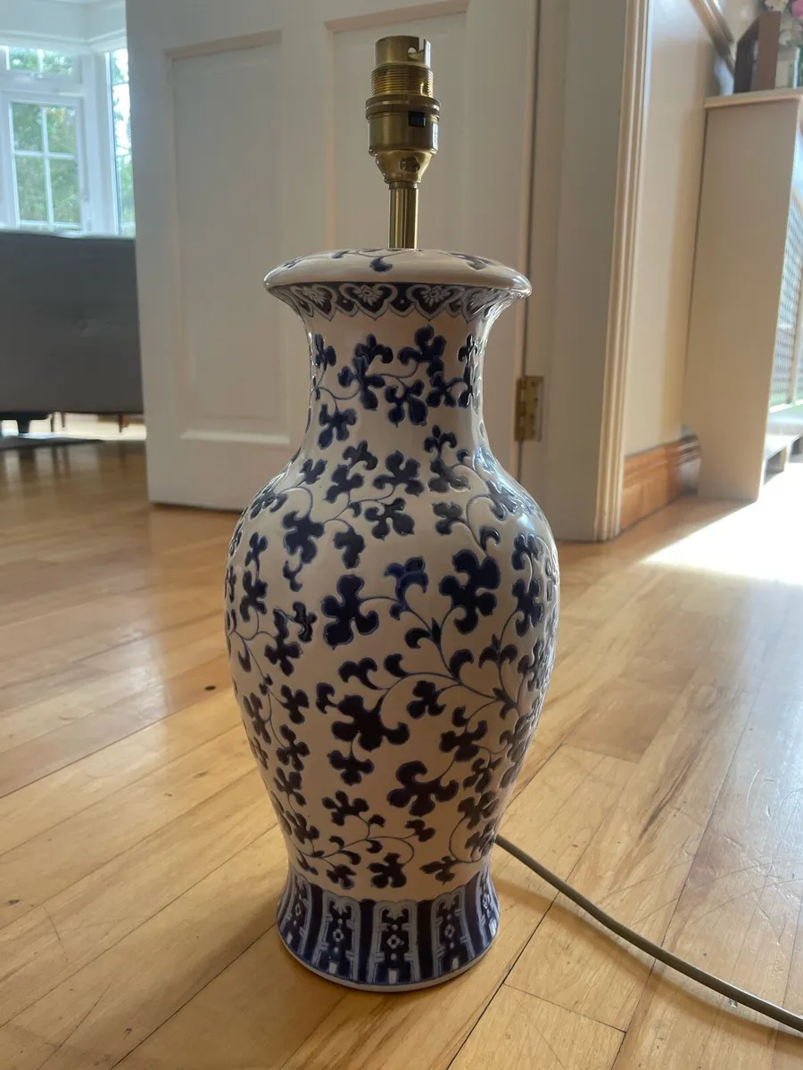 Pair of blue white ceramic table lamps - Image 1