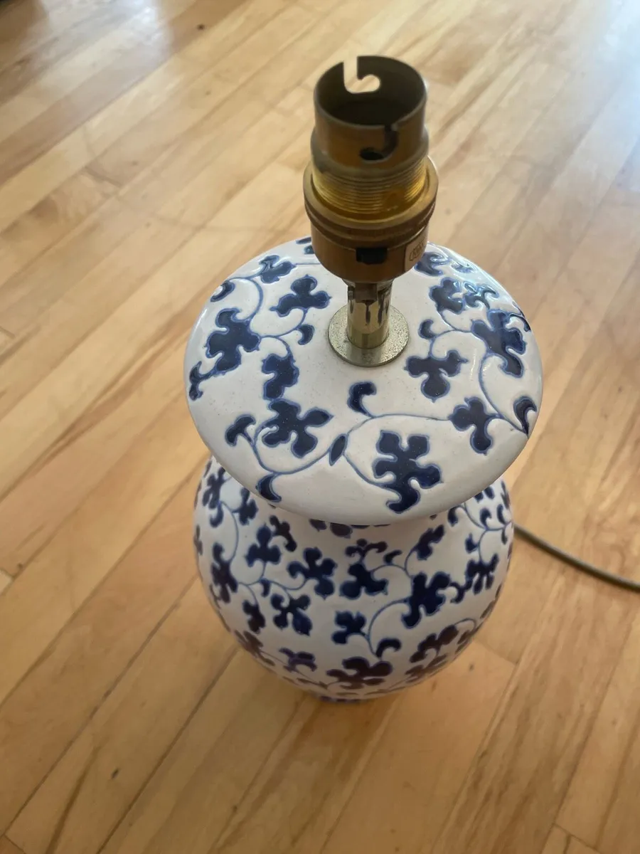 Pair of blue white ceramic table lamps - Image 2