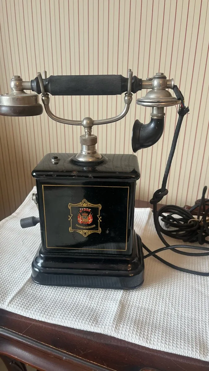 Vintage hand crank phone - Image 1