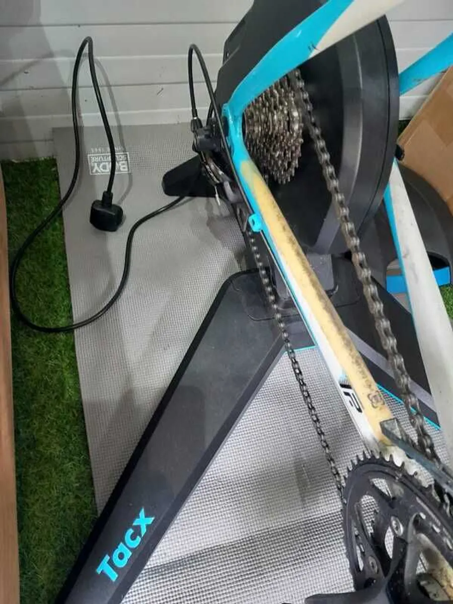 Tacx Flux 2 Direct Drive Smart Trainer for Road, Tri and MTB - Image 1