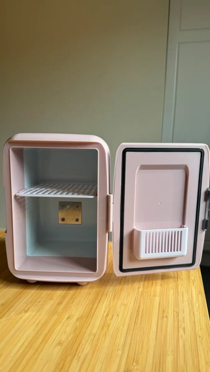 Russel Hobbs Mini Fridge - Image 2