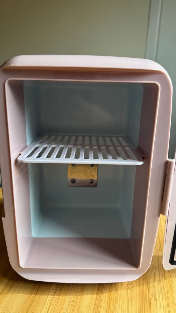 Russel Hobbs Mini Fridge - Image 3