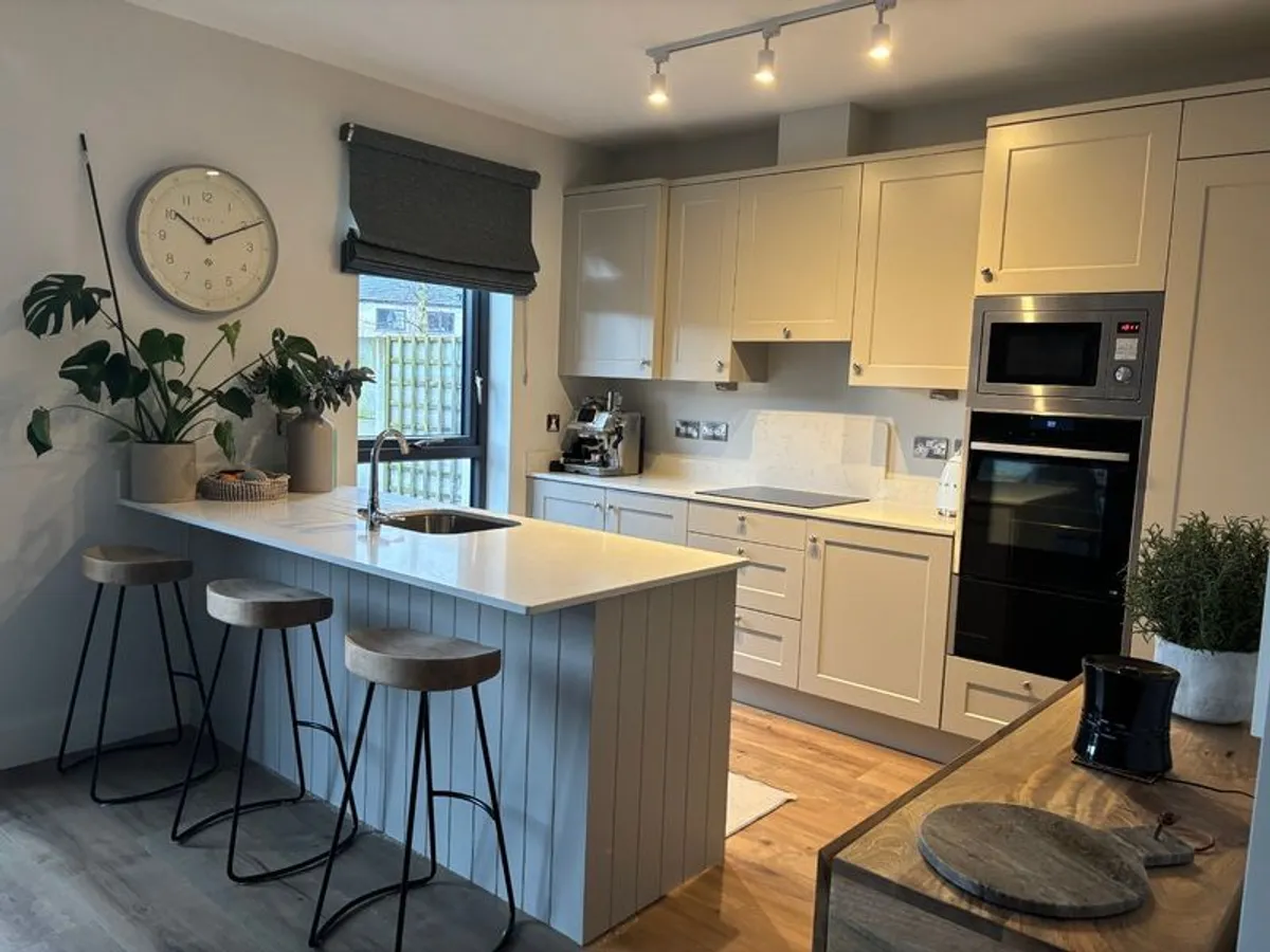 Almost New Modern Shaker Kitchen - Image 4