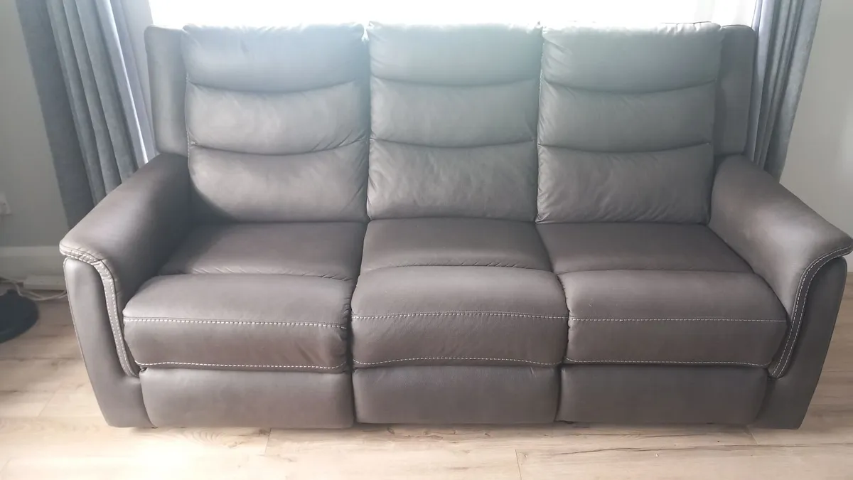 3 Seater Electric Recling Couch - Image 1