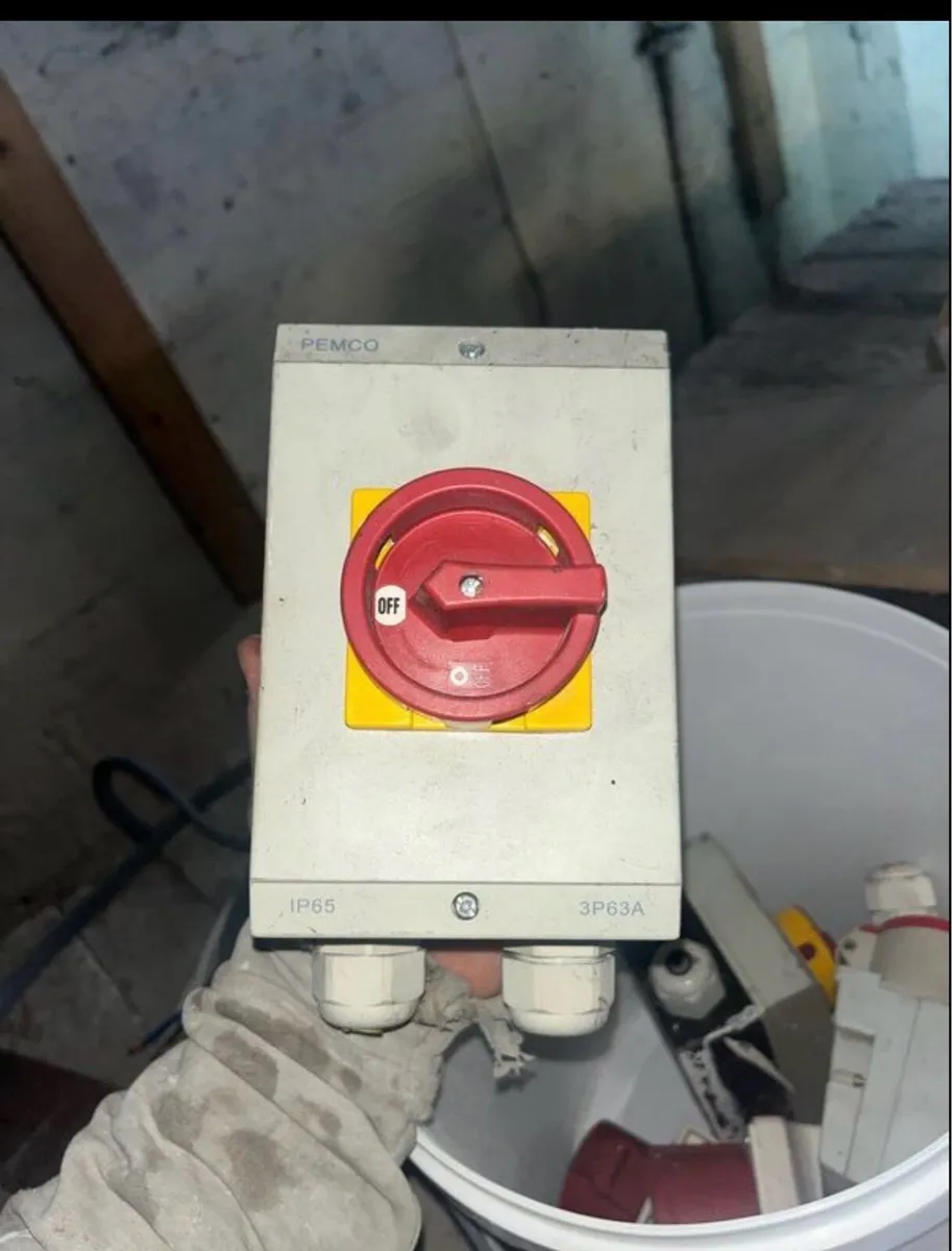 3 pole safety switch