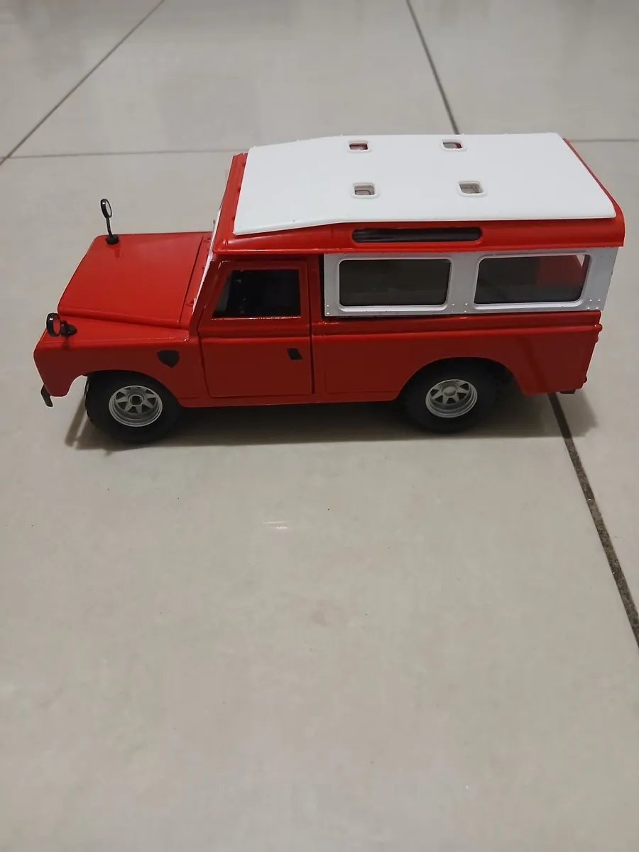 Land Rover Defender 110 6x6 Die-Cast Model - Image 4