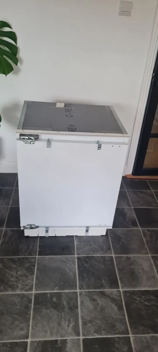 Hotpoint Integrated Fridge - Image 3