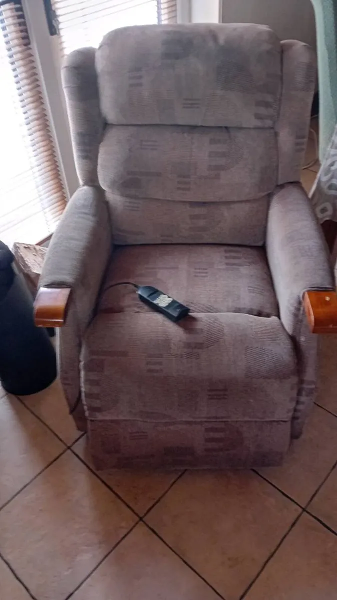 Rise and recliner chair - Image 1
