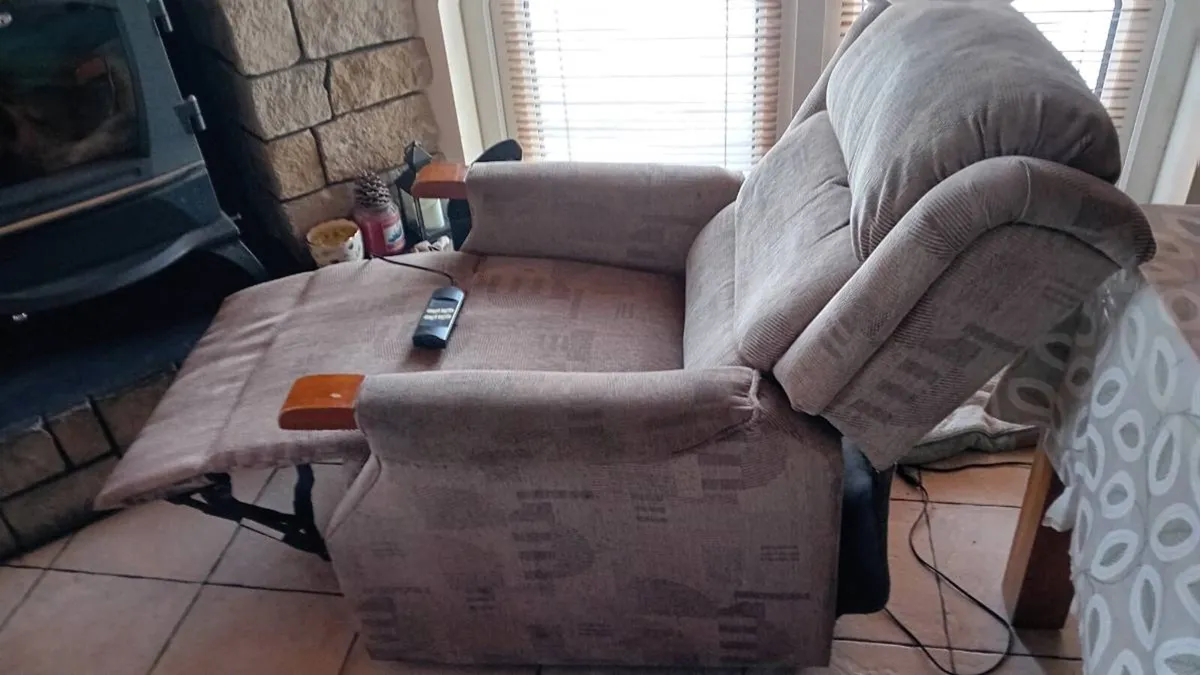 Rise and recliner chair - Image 4