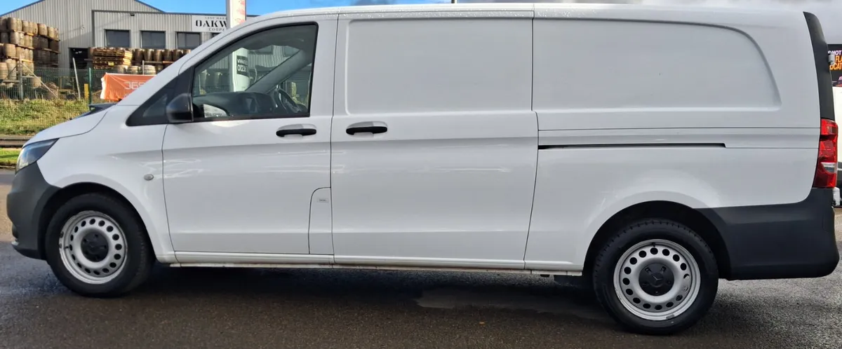 2022 Mercedes-Benz Vito Panel Van - Image 4