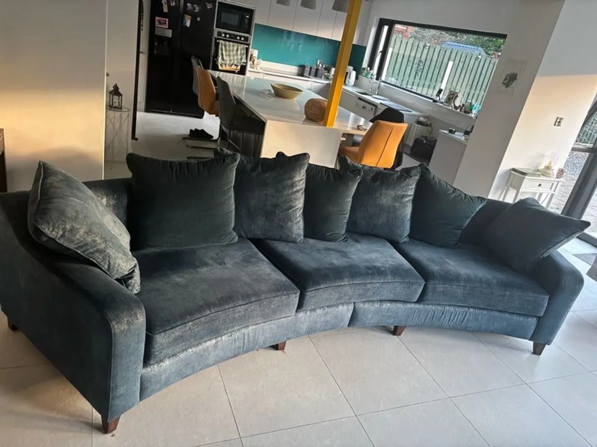 Pair of curved bespoke sofas - Image 3