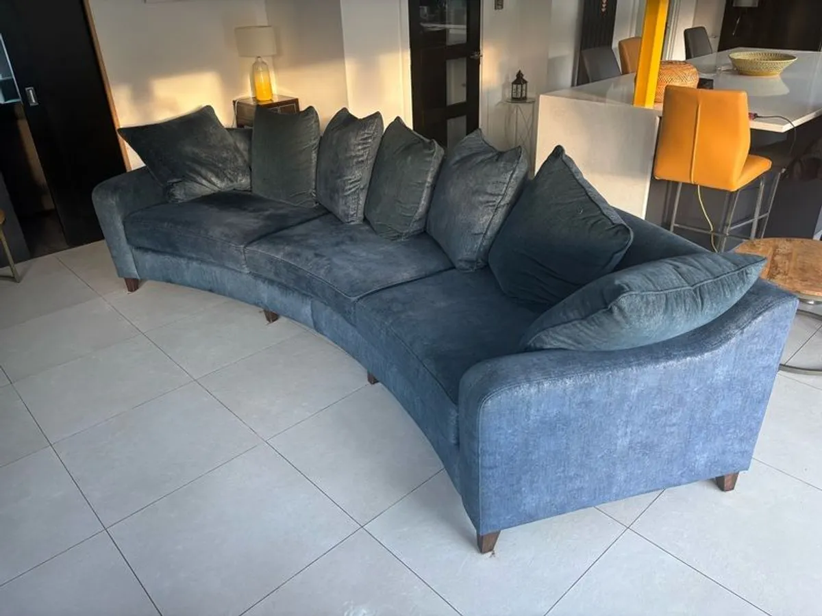 Pair of curved bespoke sofas - Image 1