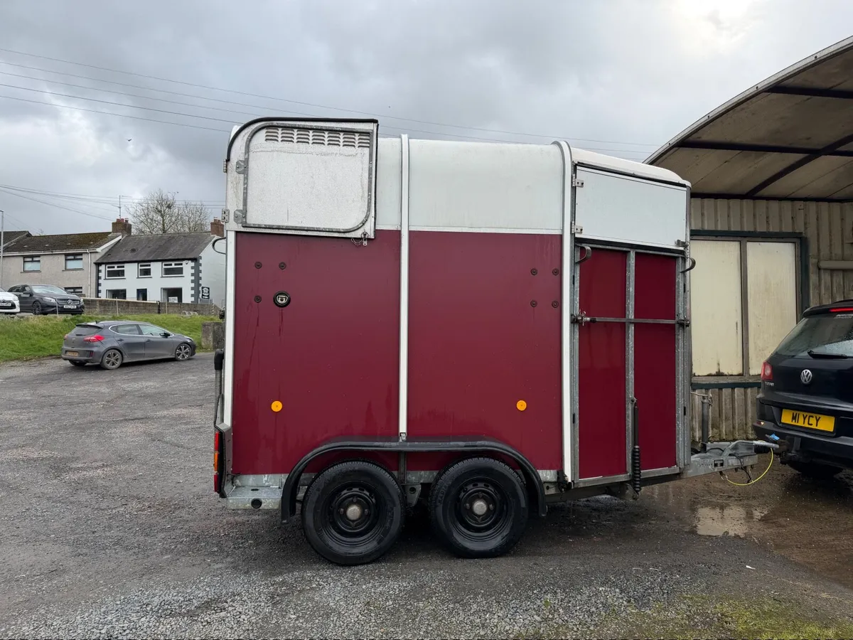 2005 HB505 horse trailer box red  horsebox horse - Image 1