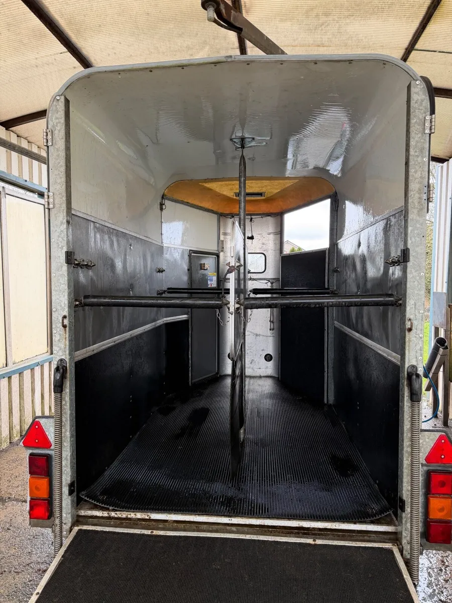 2005 HB505 horse trailer box red  horsebox horse - Image 4