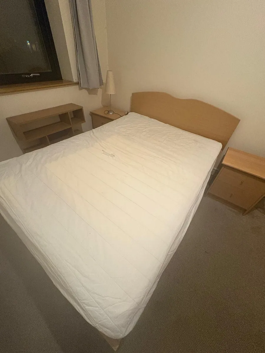 2 x beds, 3 x bed side lockers, chest of drawers - Image 1