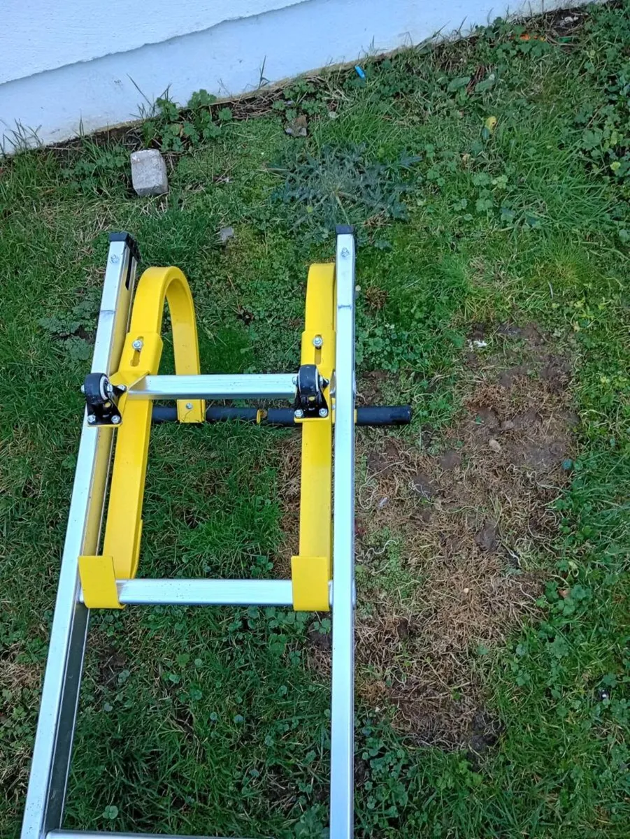 Folding roof ladder - Image 1