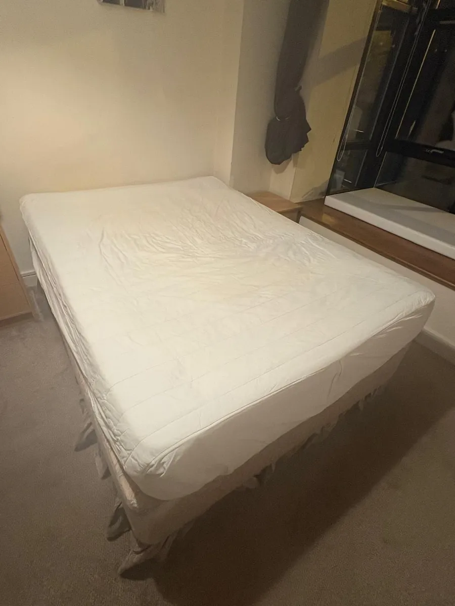 2 x beds, 3 x bed side lockers, chest of drawers - Image 2