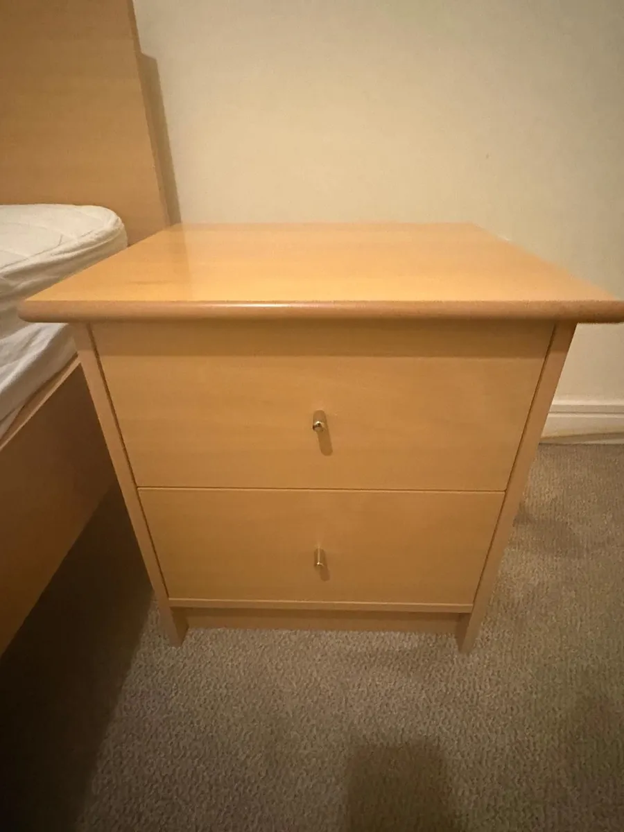 2 x beds, 3 x bed side lockers, chest of drawers - Image 3