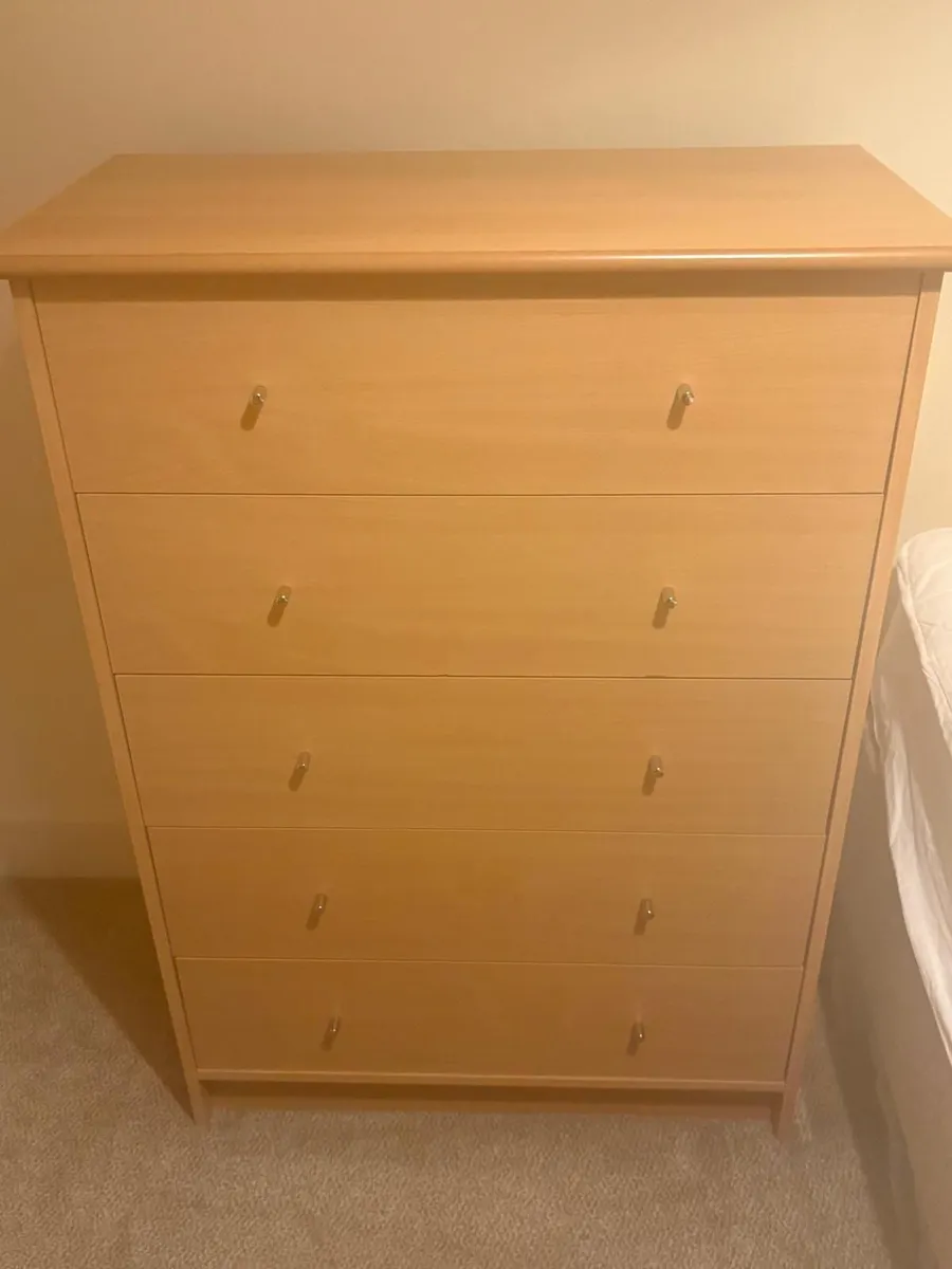 2 x beds, 3 x bed side lockers, chest of drawers - Image 4