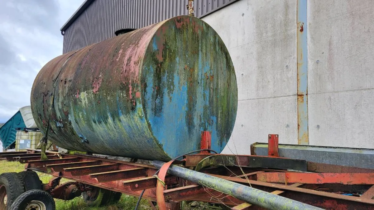 2,000 gallon diesel / fuel tank. - Image 3