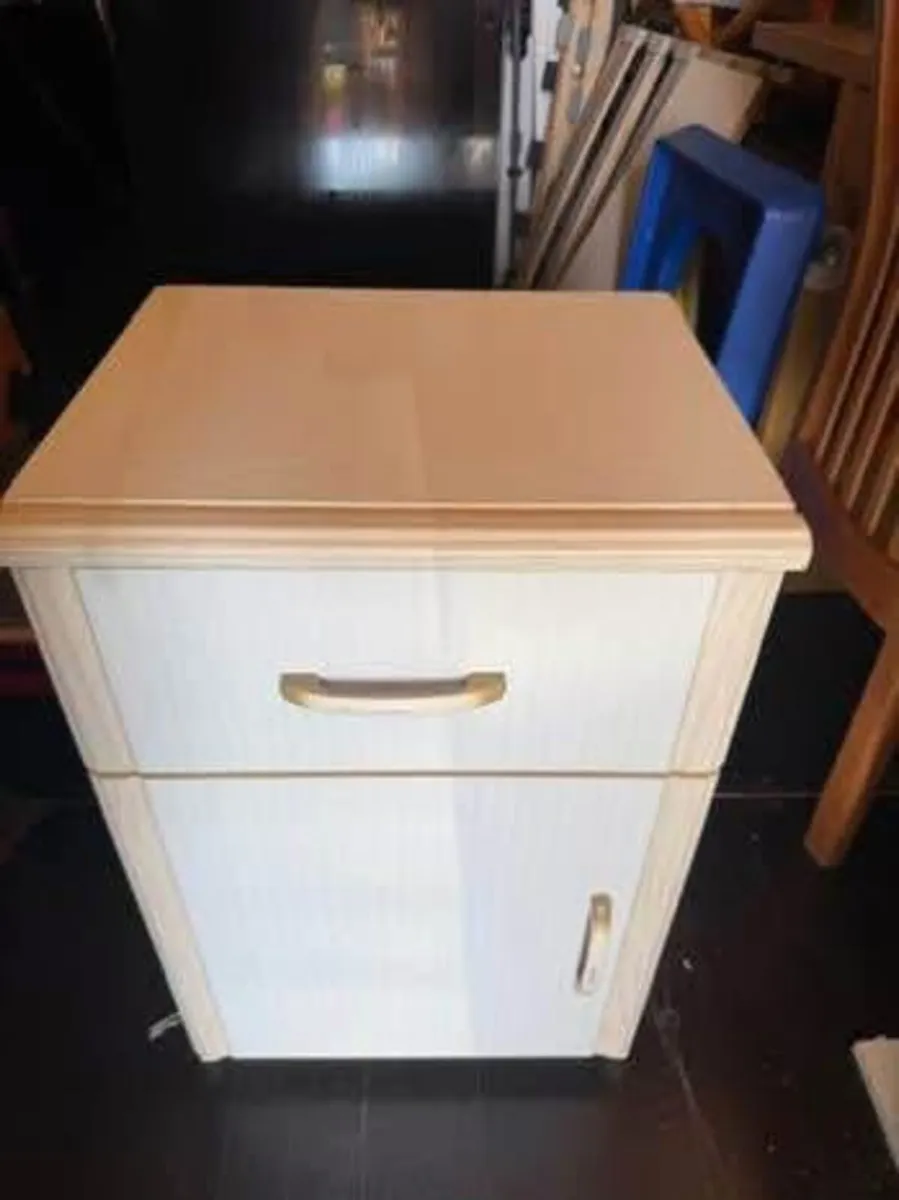 One locker - Image 1