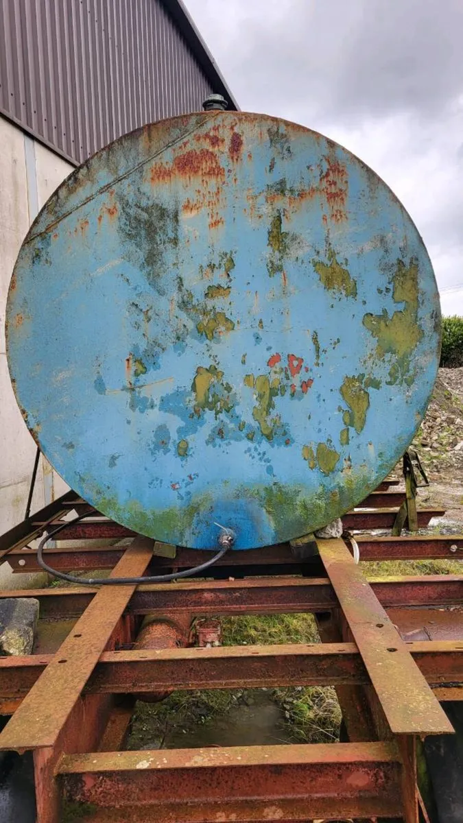 2,000 gallon diesel / fuel tank. - Image 1