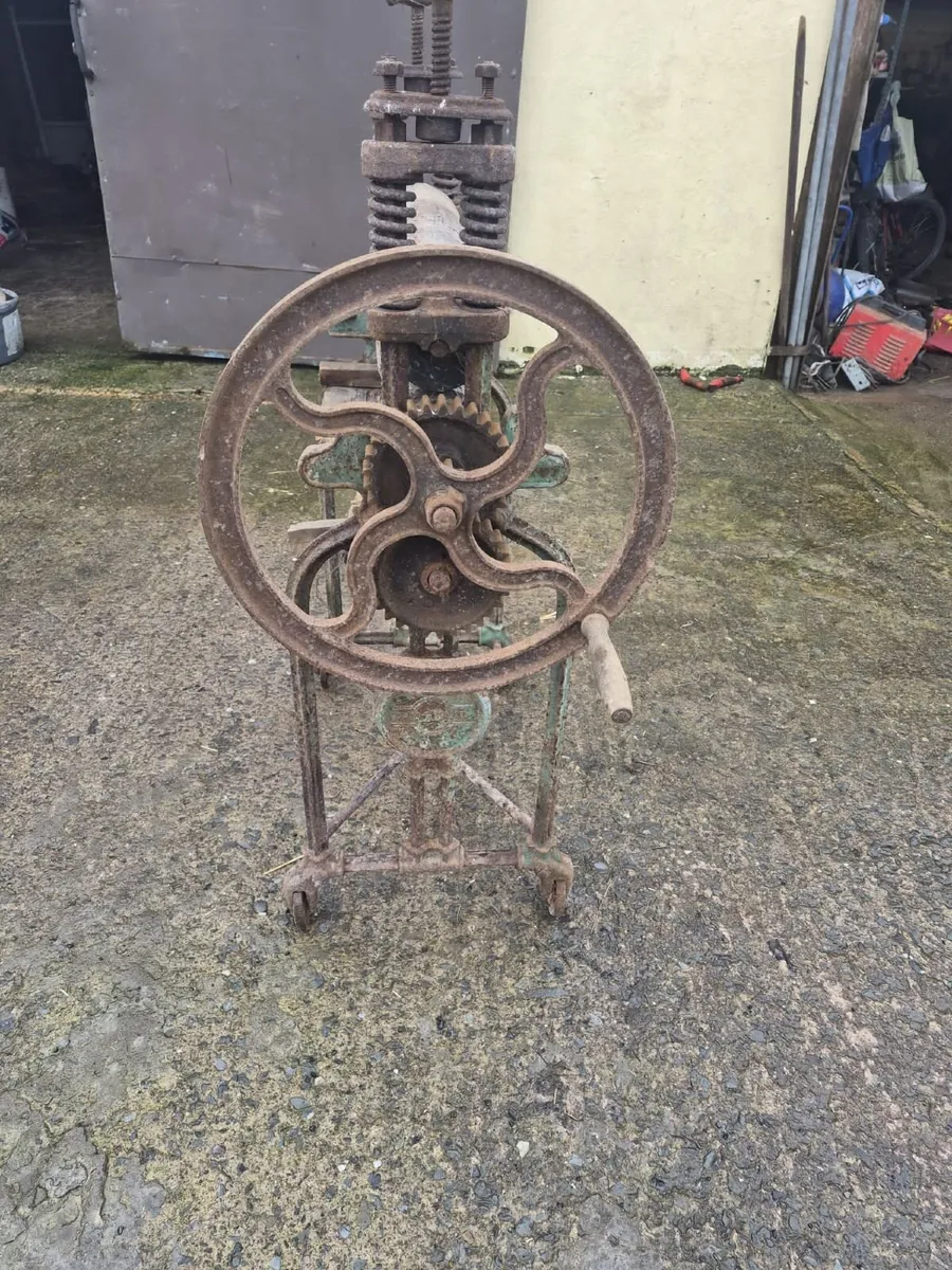 Old clothes ringer - Image 2