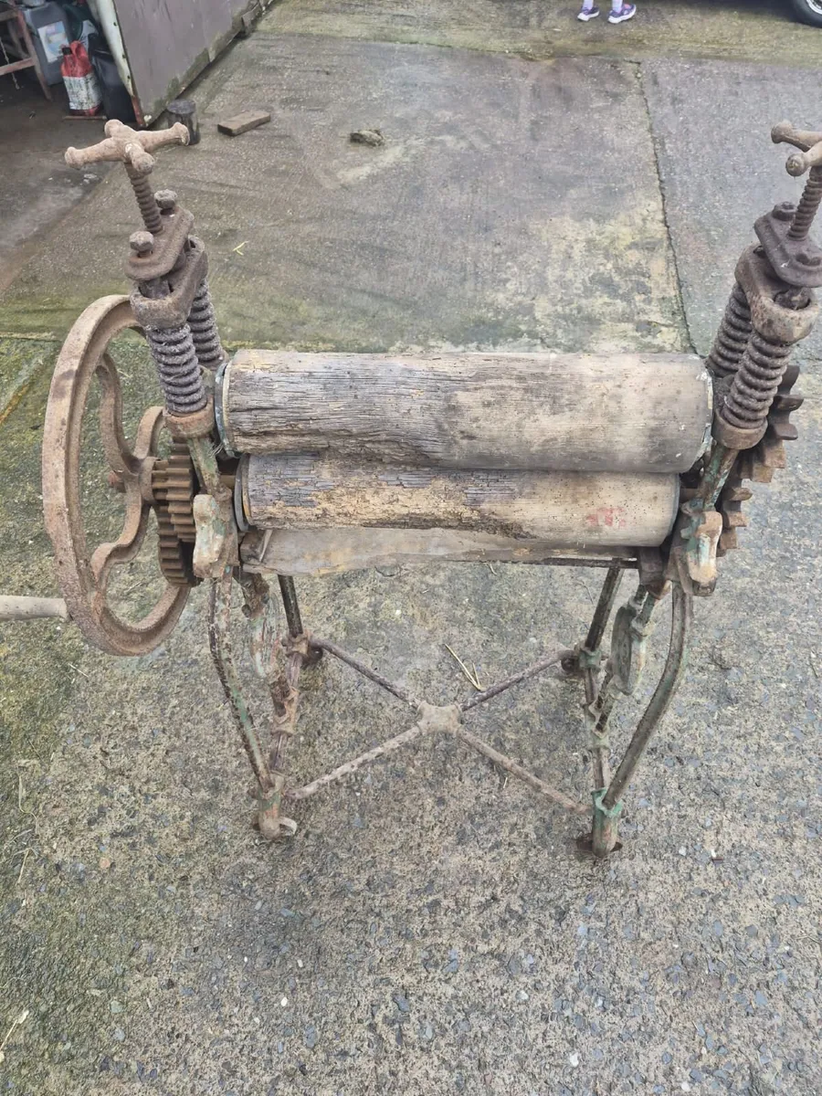 Old clothes ringer - Image 1