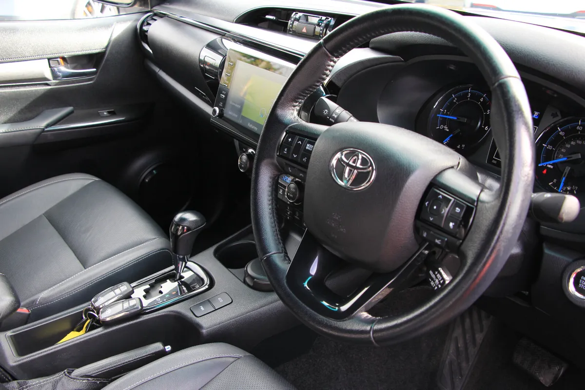 Hilux Invincible X * 360 cameras * 2.8 Auto - Image 3