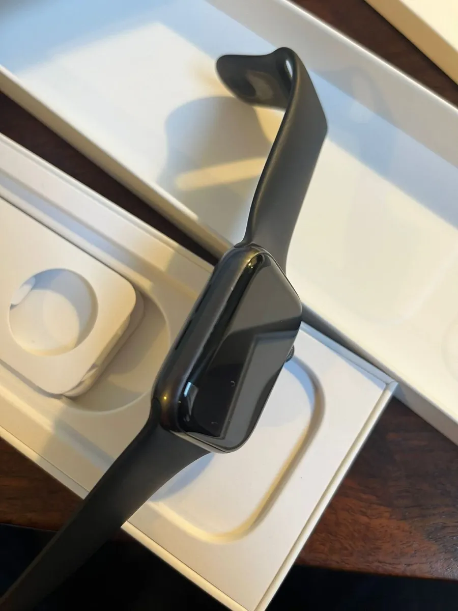 Apple Watch Series 5 - Excellent Condition and Bat - Image 2