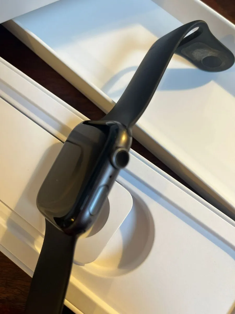 Apple Watch Series 5 - Excellent Condition and Bat - Image 3