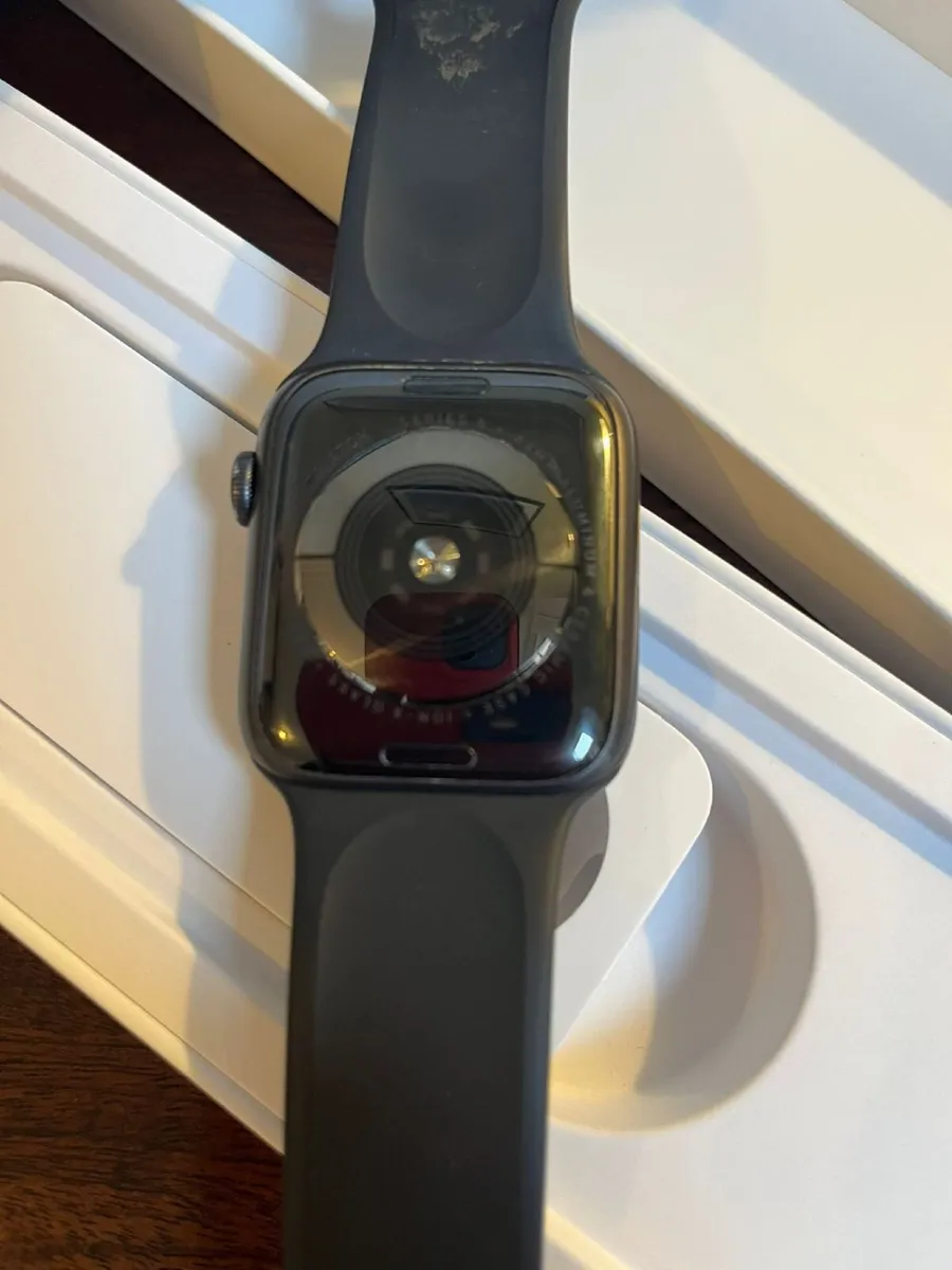 Apple Watch Series 5 - Excellent Condition and Bat - Image 4