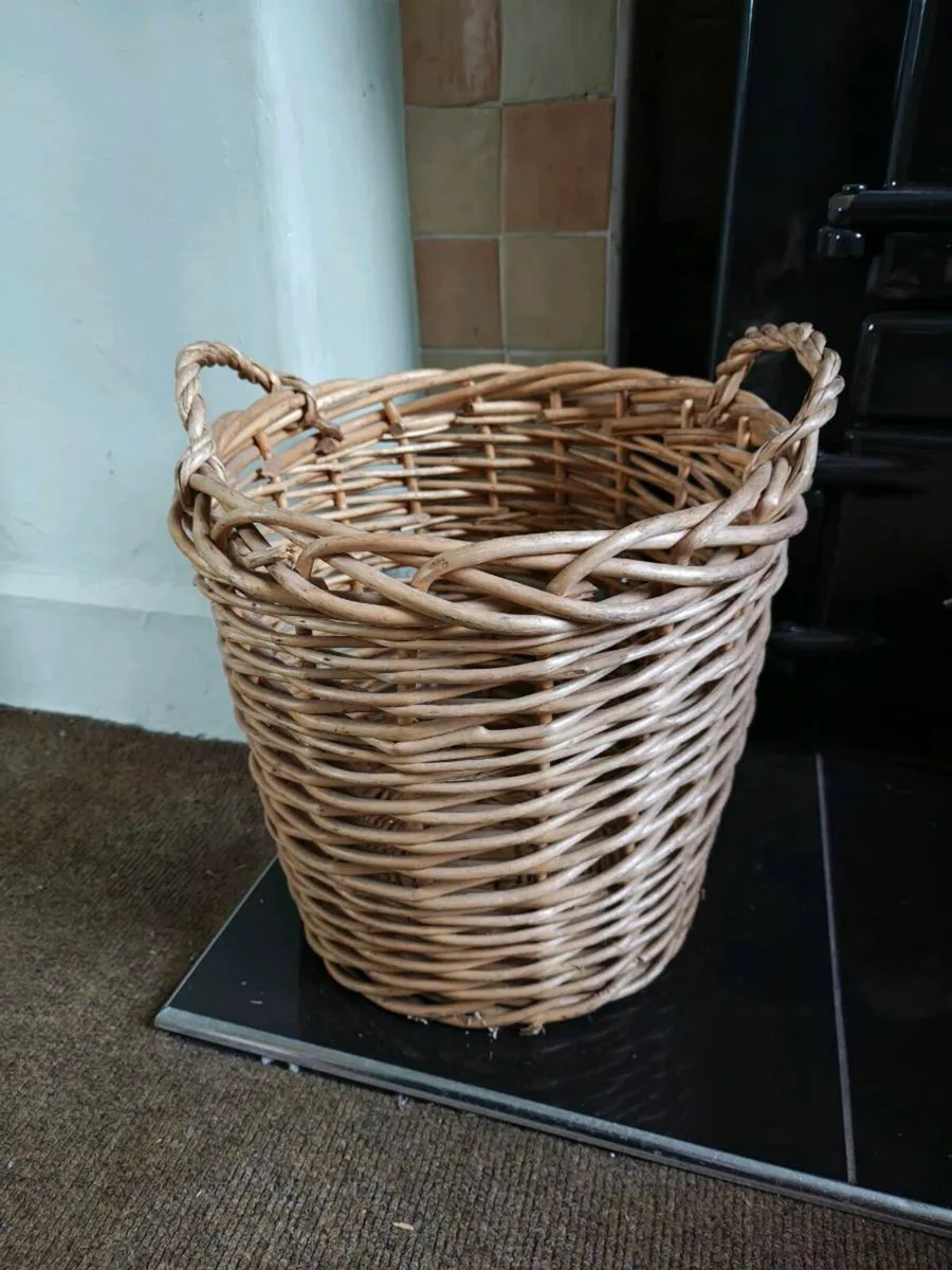 Large wicker basket - Image 1