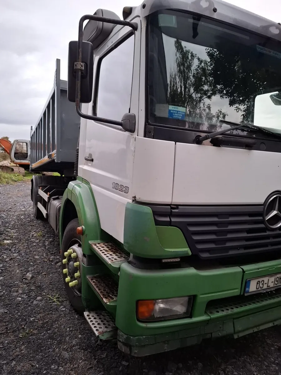 2003 Mercedes1823 demountable tipper&bevertale - Image 1