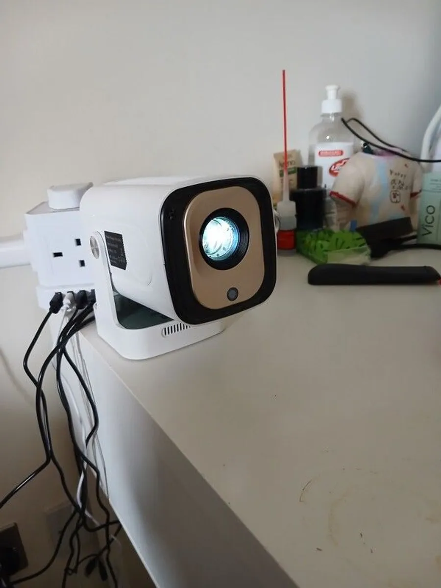 Footie&Movie Fans-Android Projector Auto Focus with cool apps - Image 1