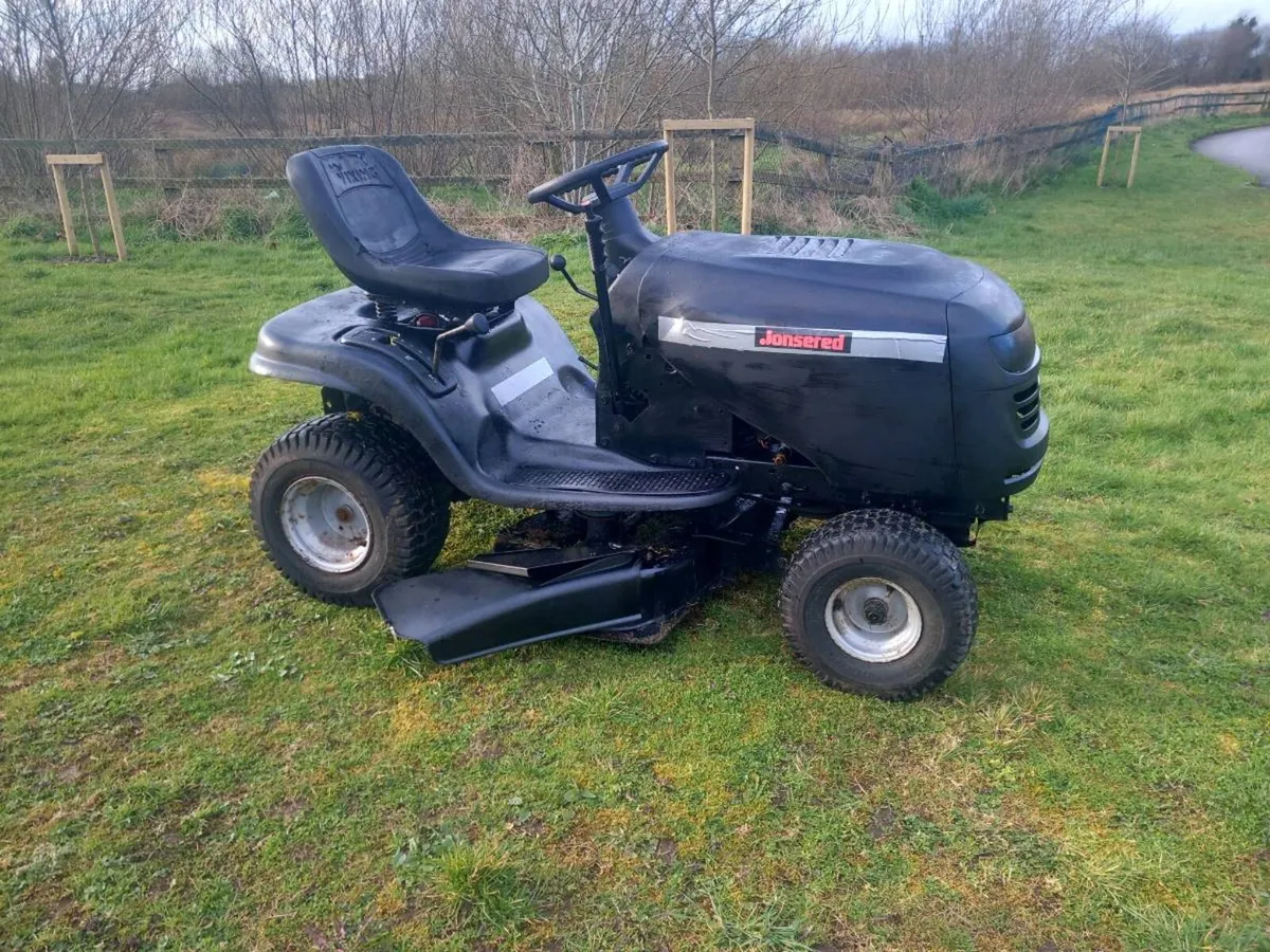 Ride on lawnmower - Image 1