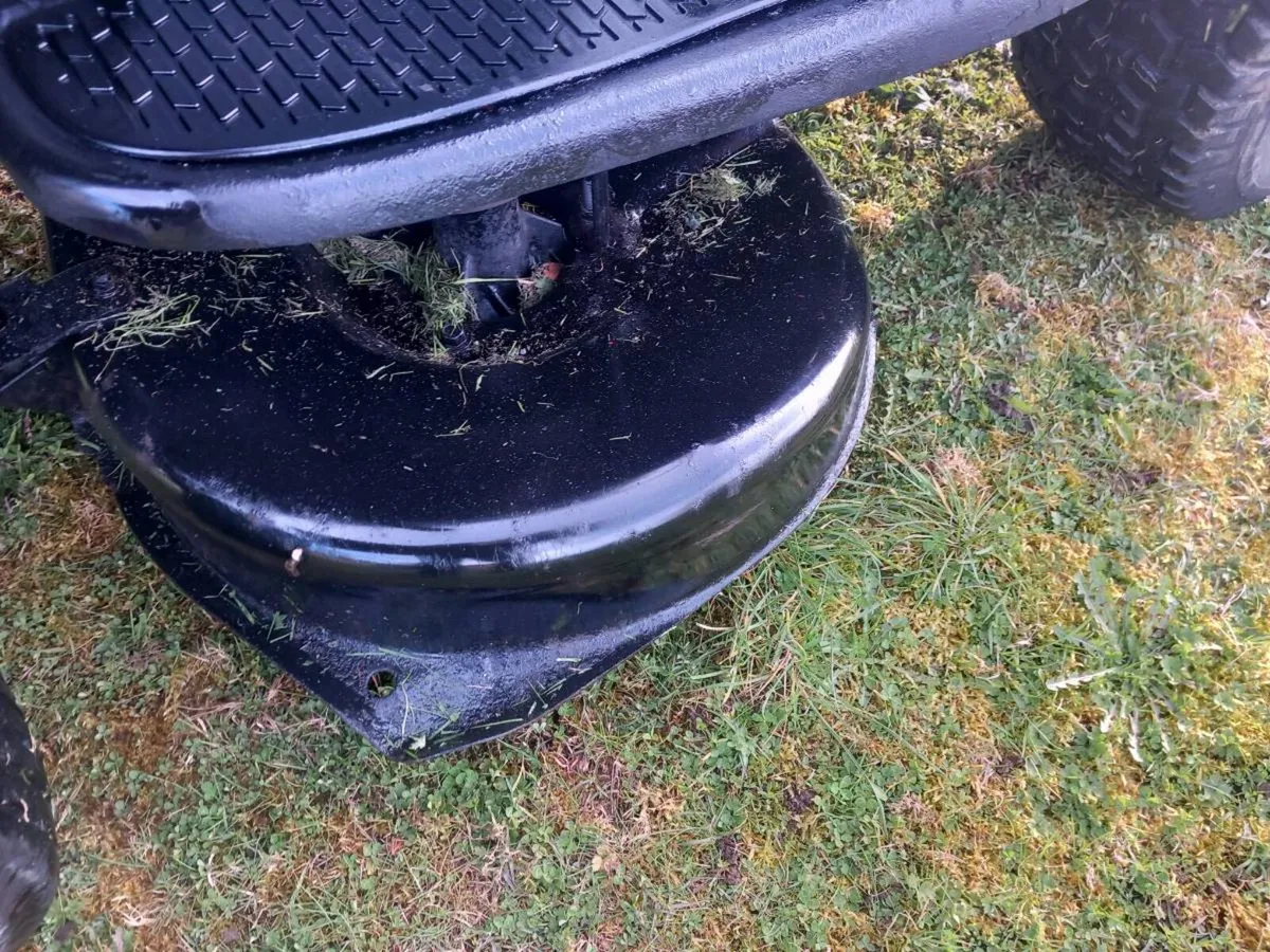 Ride on lawnmower - Image 3