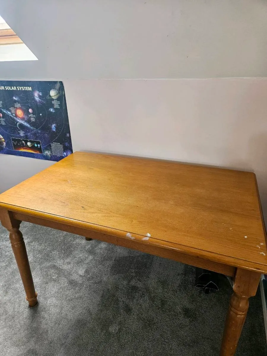 Table and 4 chairs - Image 1