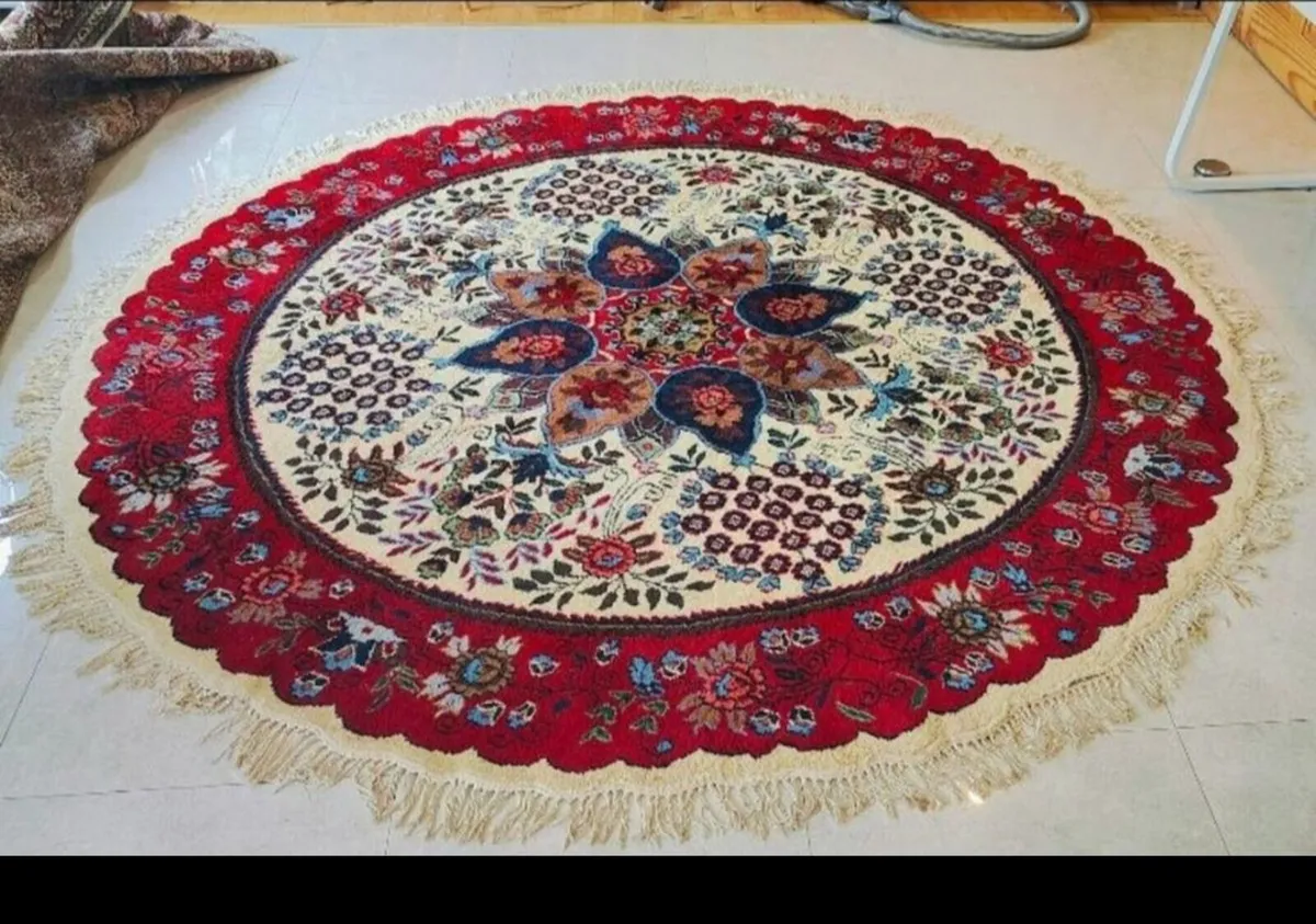 Extra Large 2.7m/ 9ft diameter hand knotted Rug - Image 1